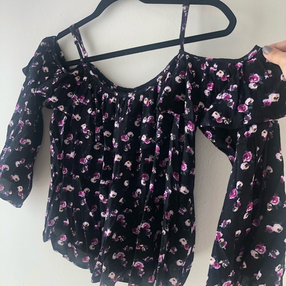 🛍 4/$25 !Forever 21 Open Shoulder Ruffle Top